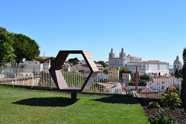 Diamond-shaped installation in Miradouro do Recolhimento